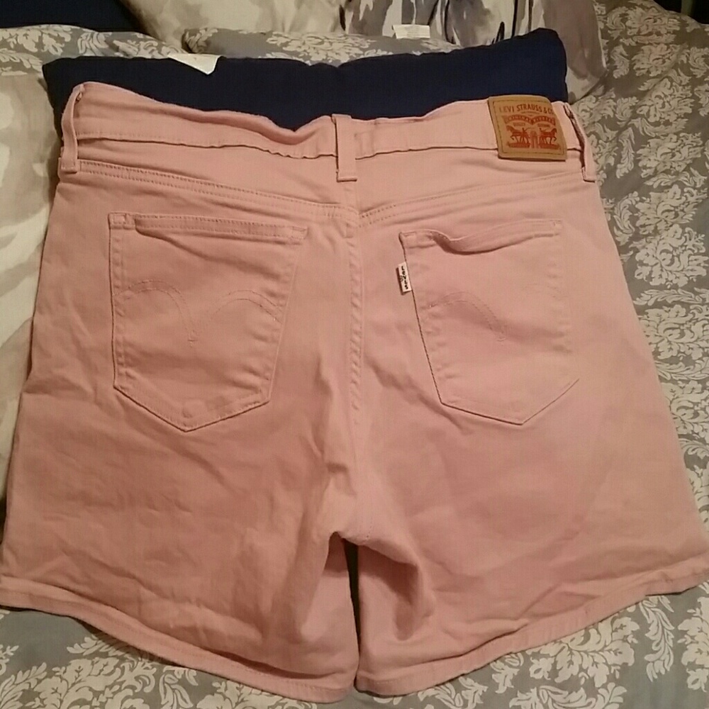 Womens size 32 pink Levis shorts